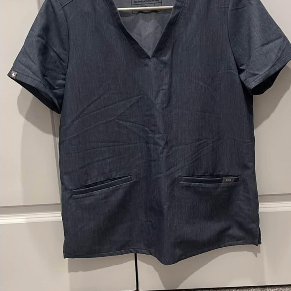 Figs casma three pocket scrub top